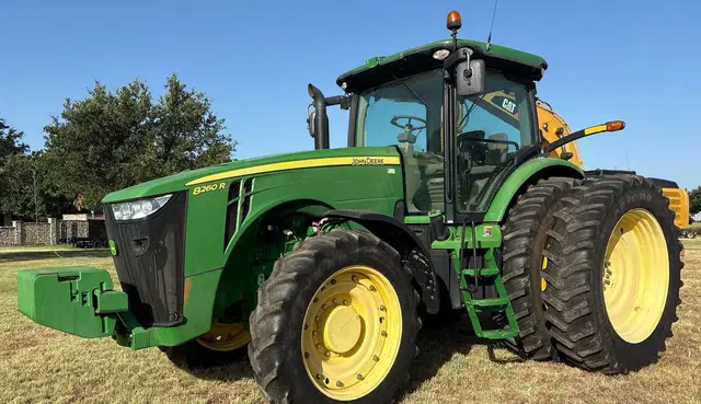 2011 John Deere 8260R