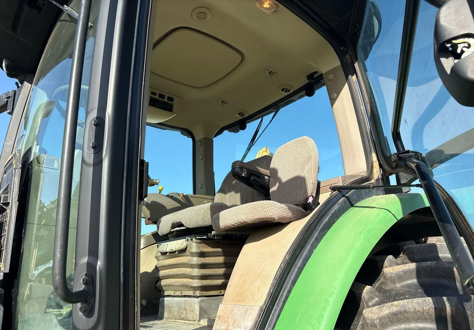 2011 John Deere 8260R