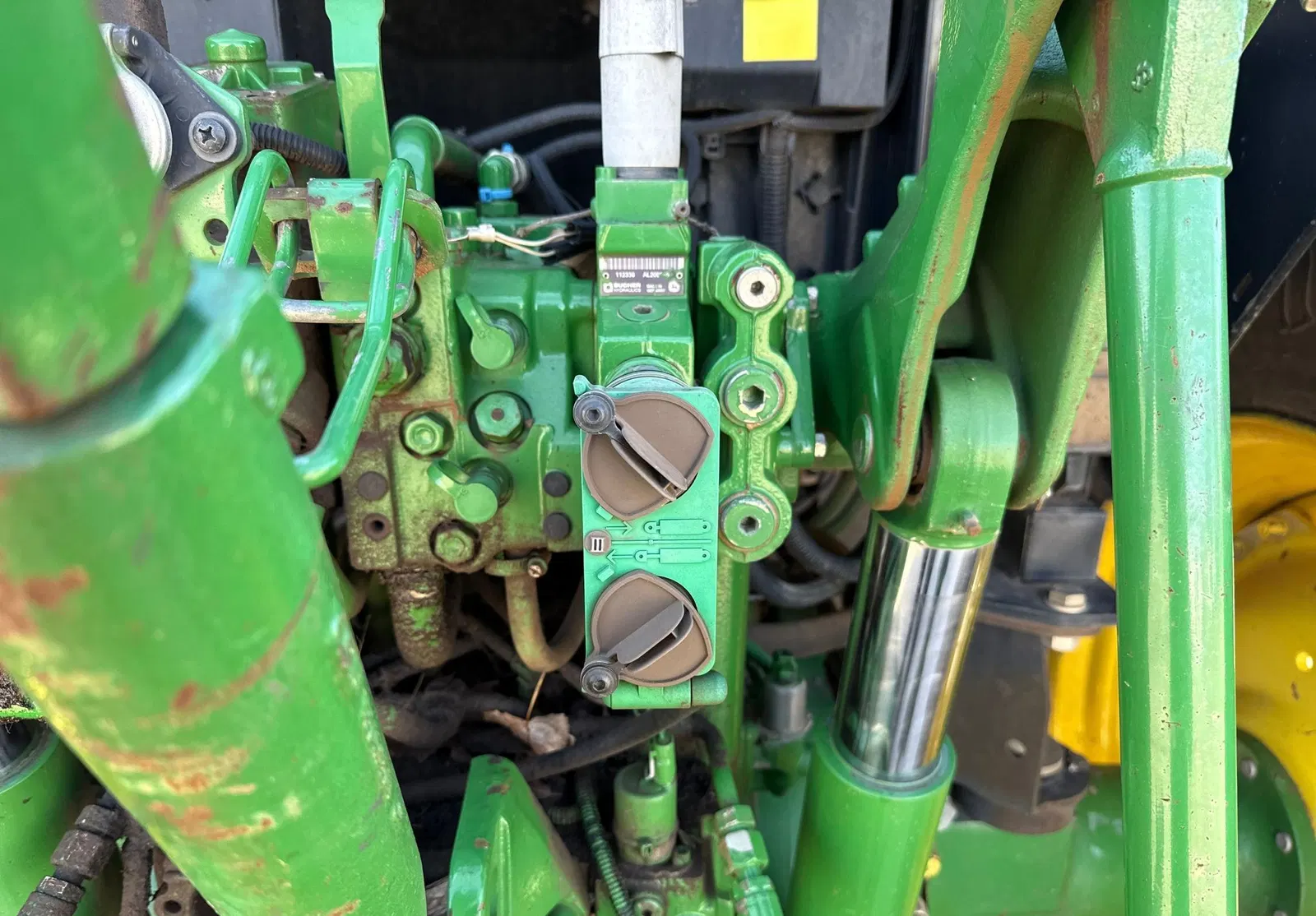 2016 John Deere 6110M