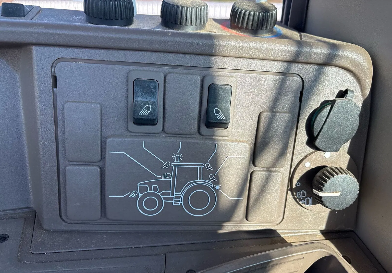 2017 John Deere 6110M