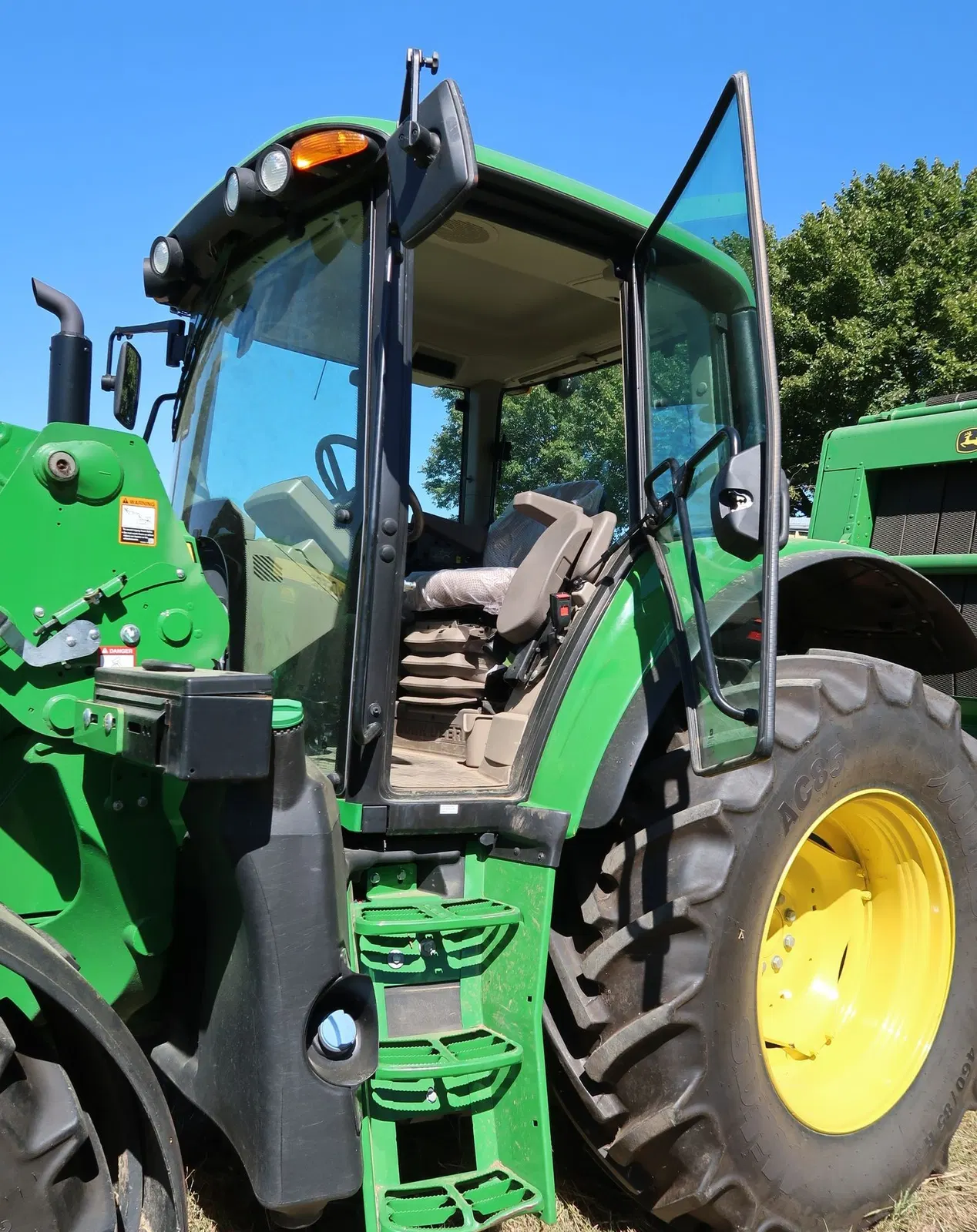 2019 John Deere 6110M
