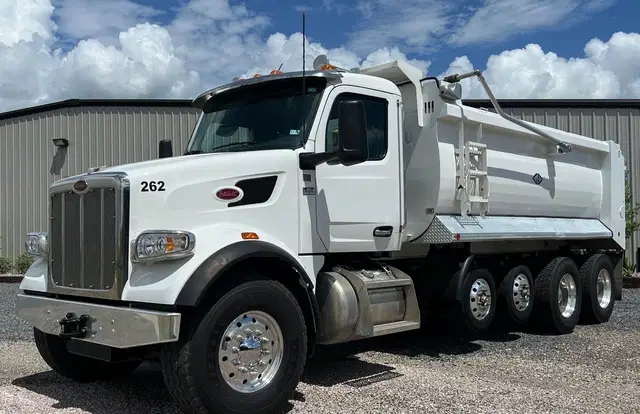 2023 Peterbilt 567