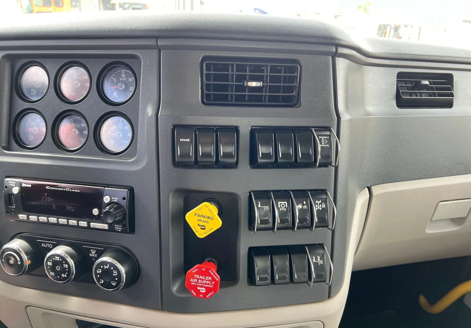2023 Peterbilt 567