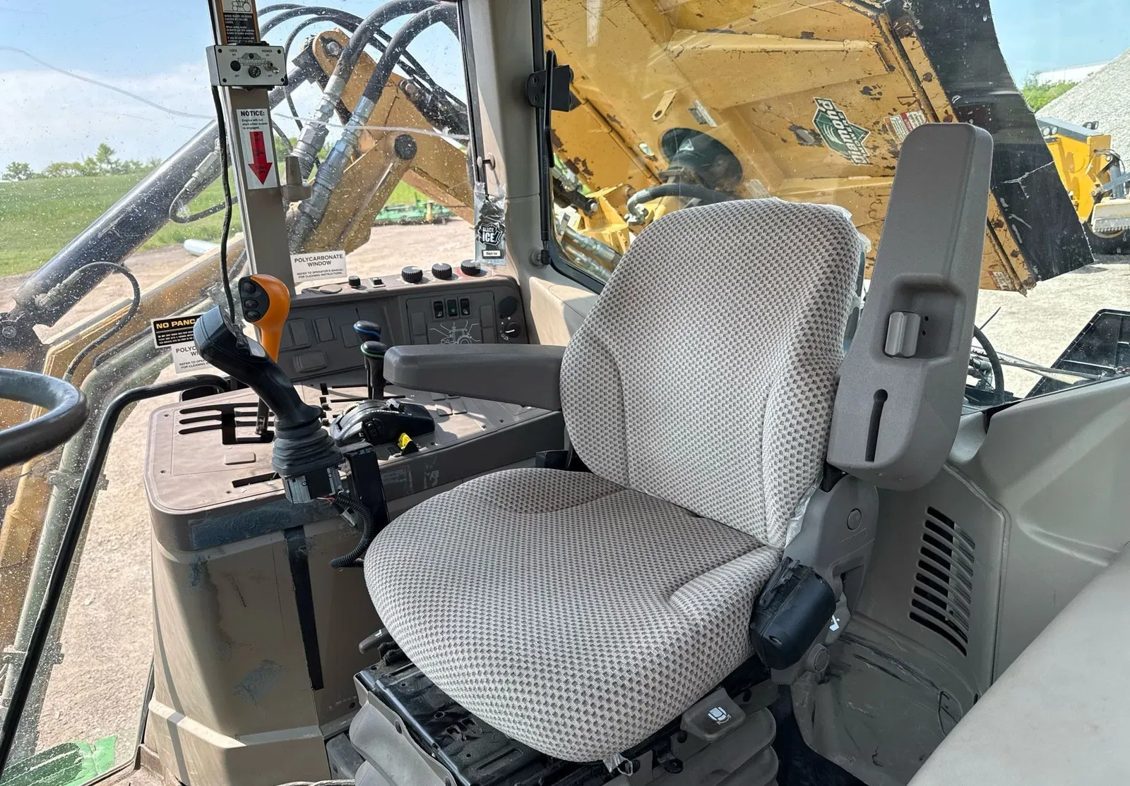 2016 John Deere 6110M