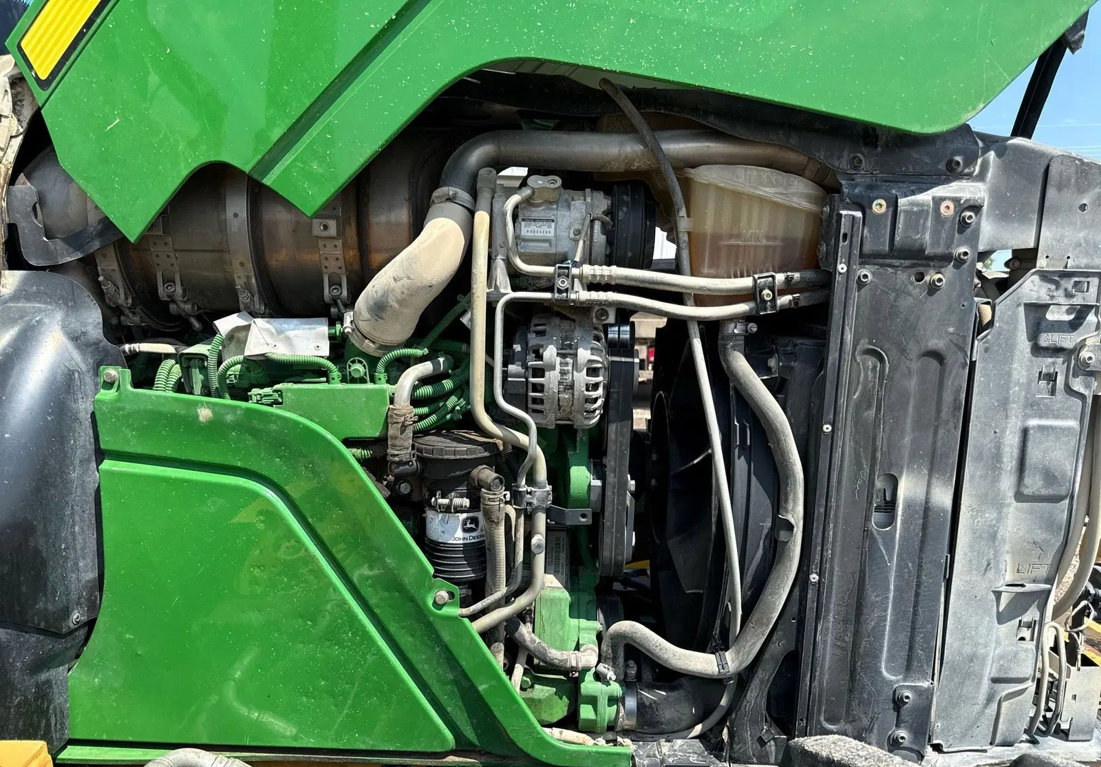 2016 John Deere 6110M