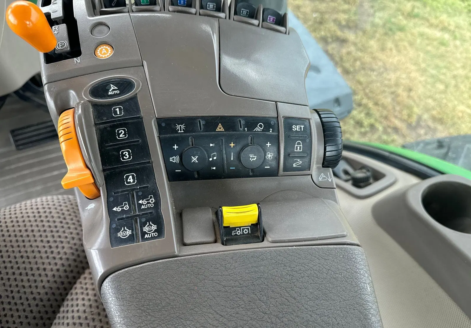 2015 John Deere 8320R