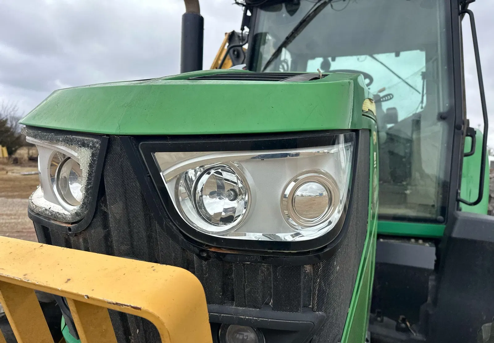 2017 John Deere 6110M