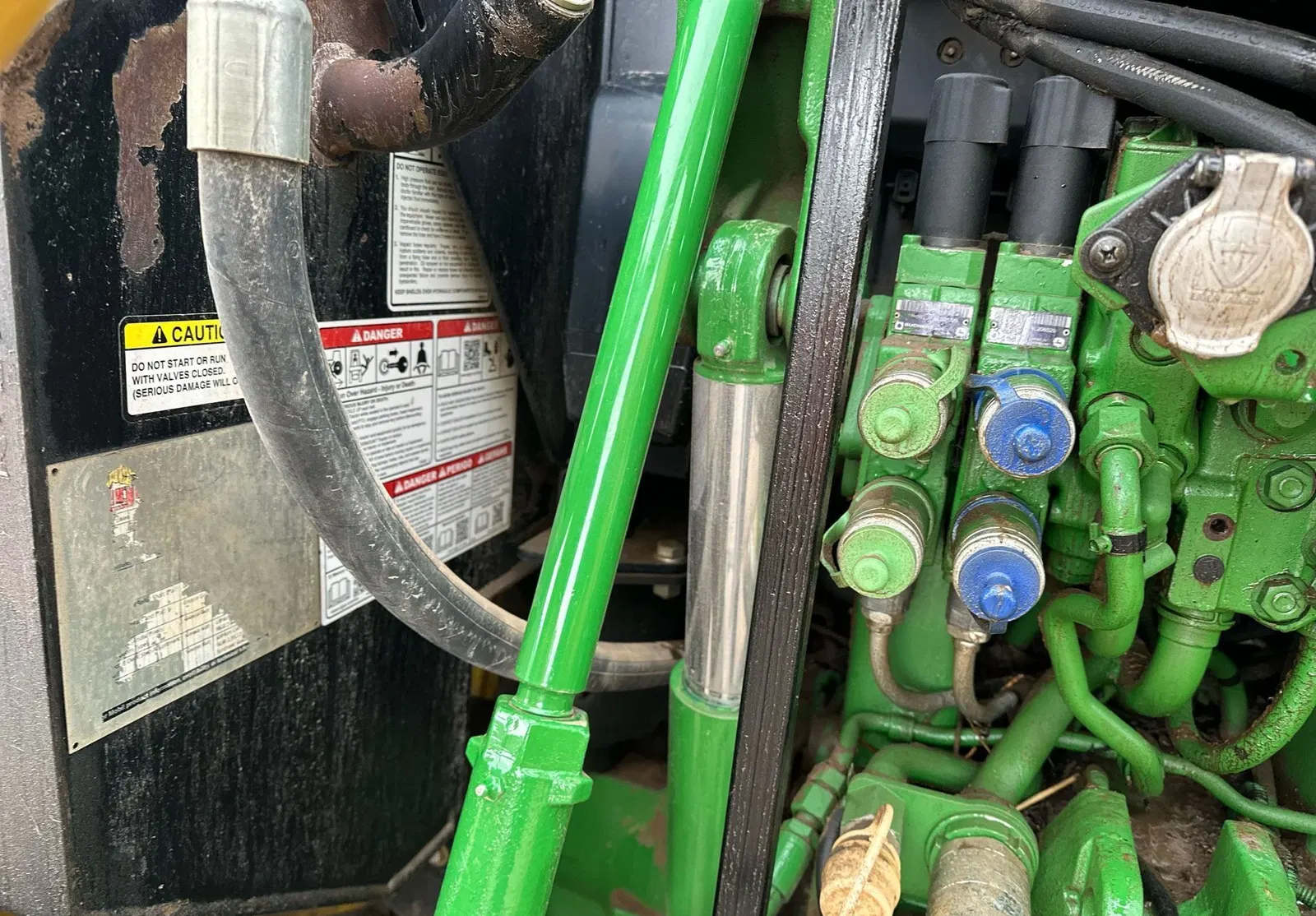 2017 John Deere 6110M