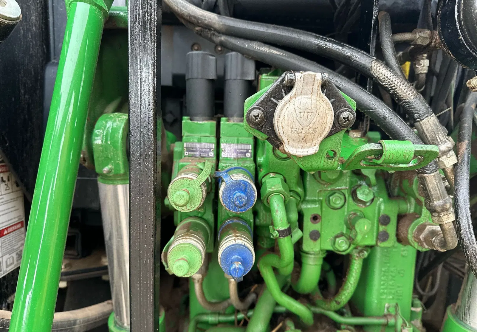 2017 John Deere 6110M