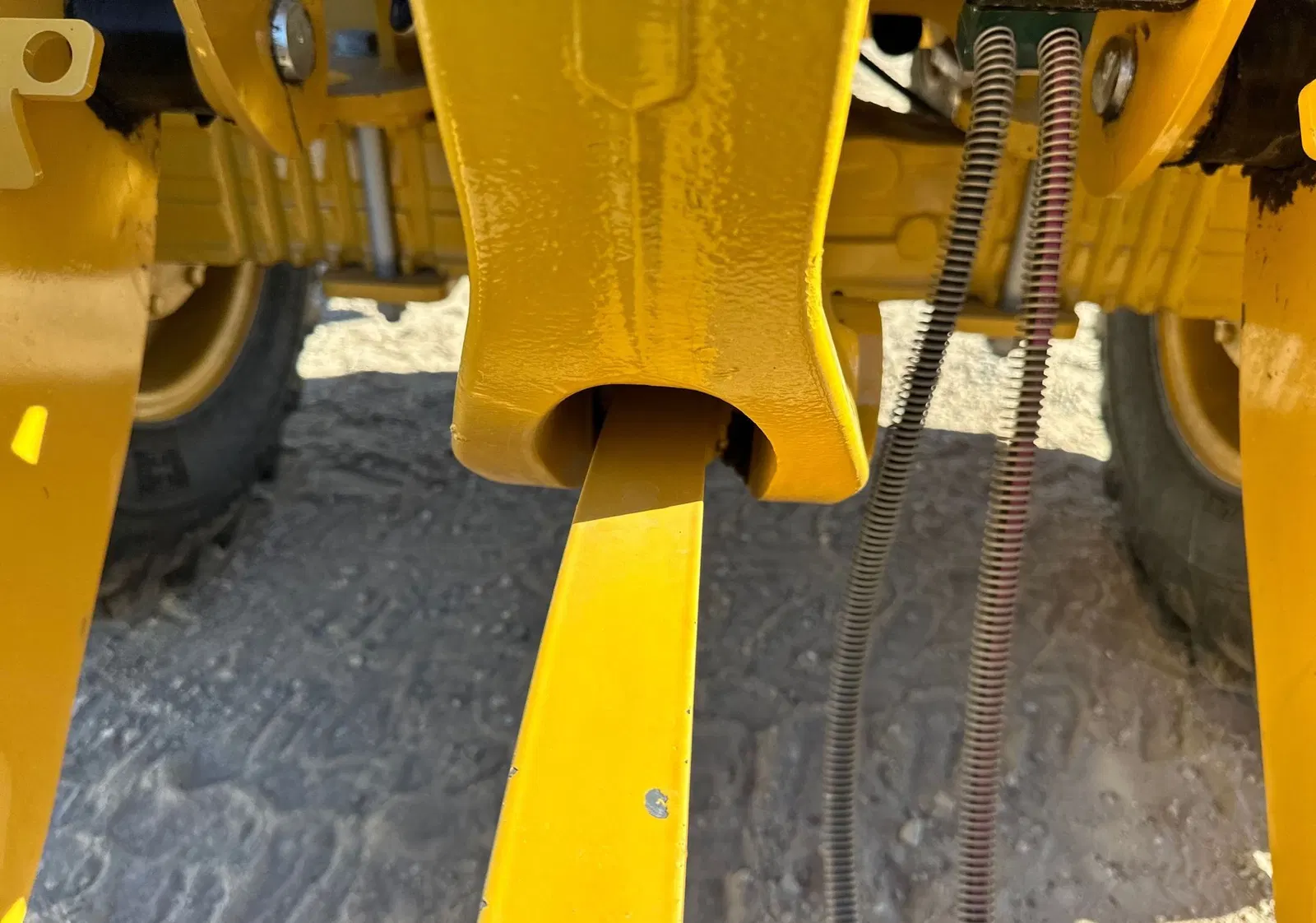 2023 Caterpillar 908