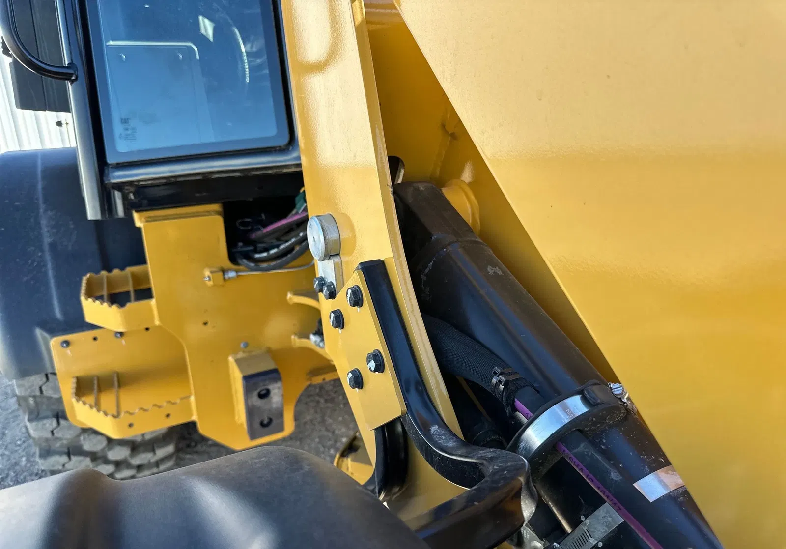 2023 Caterpillar 908