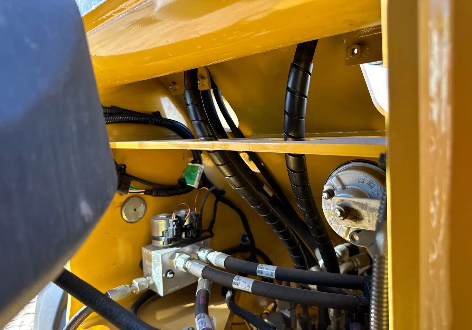 2023 Caterpillar 908